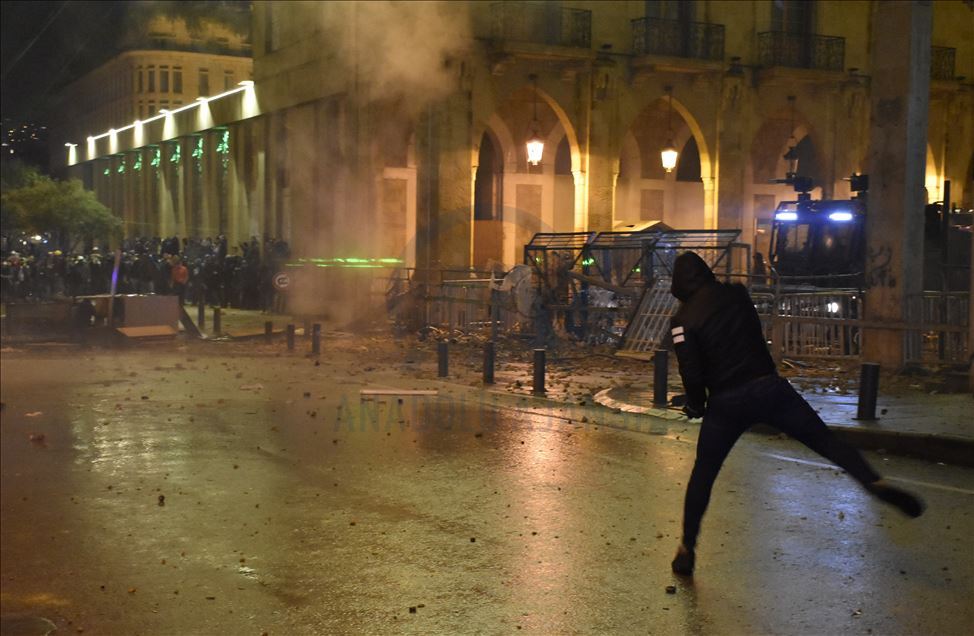 مواجهات بين قوى الأمن ومحتجين وسط بيروت