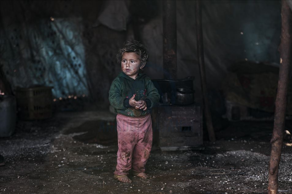 أمٌ سورية تكابد عناء النزوح مع أطفالها الخمسة في إدلب
