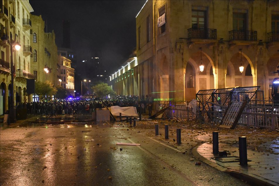 مواجهات بين قوى الأمن ومحتجين وسط بيروت
