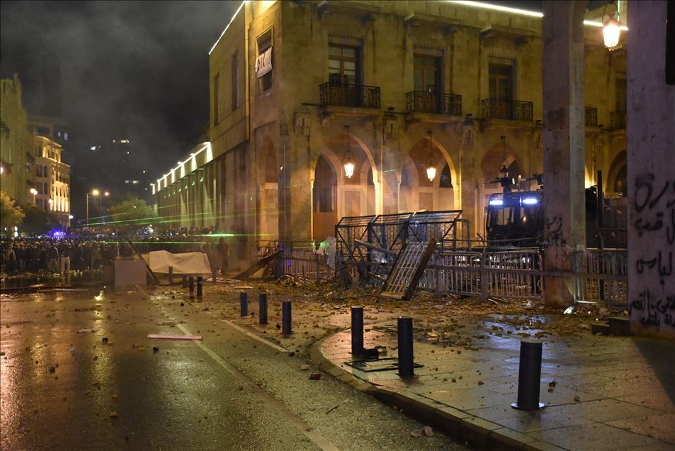 مواجهات بين قوى الأمن ومحتجين وسط بيروت
