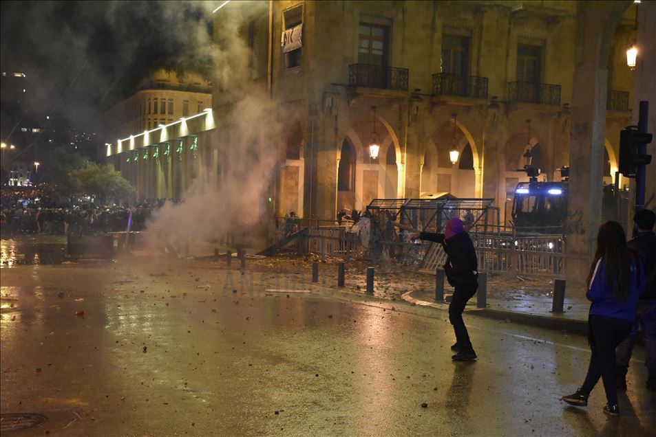 مواجهات بين قوى الأمن ومحتجين وسط بيروت