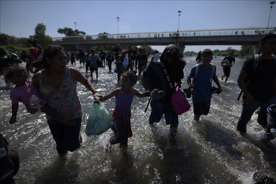 Migrants wait at Guatemala - Mexico border
