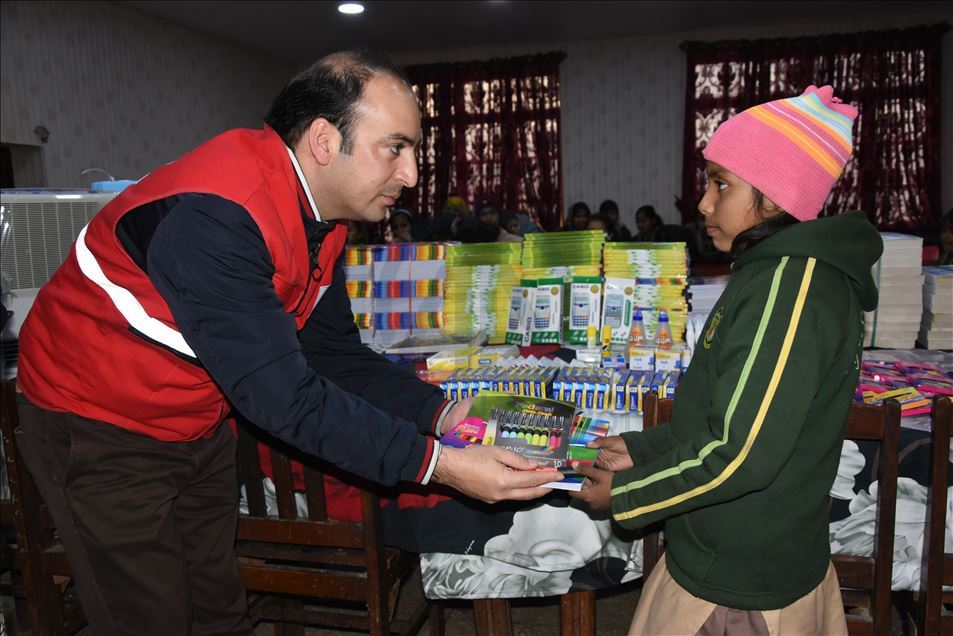 الهلال الأحمر التركي يقدم مساعدات لأيتام في باكستان
