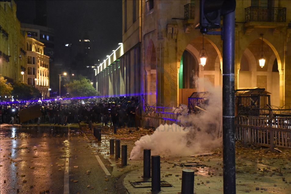 مواجهات بين قوى الأمن ومحتجين وسط بيروت