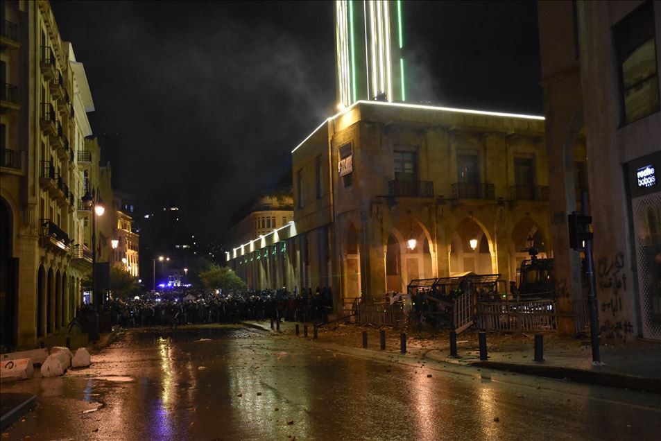 مواجهات بين قوى الأمن ومحتجين وسط بيروت
