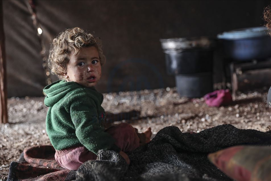 أمٌ سورية تكابد عناء النزوح مع أطفالها الخمسة في إدلب