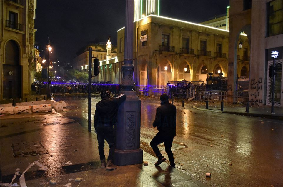 مواجهات بين قوى الأمن ومحتجين وسط بيروت
