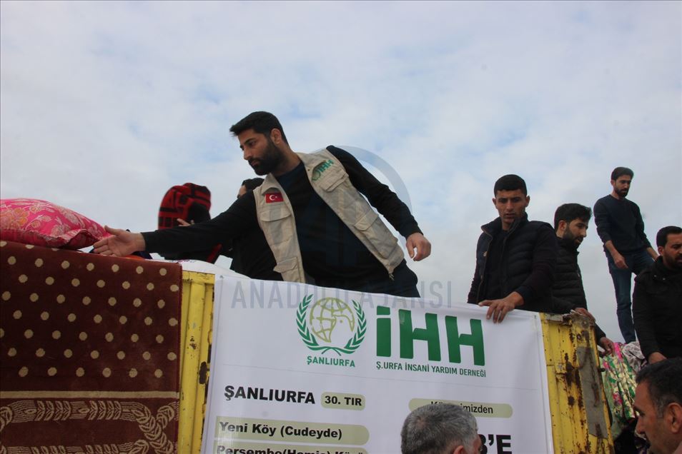 مؤسسات تركية ترسل 19 شاحنة مساعدات إلى النازحين في "إدلب"
