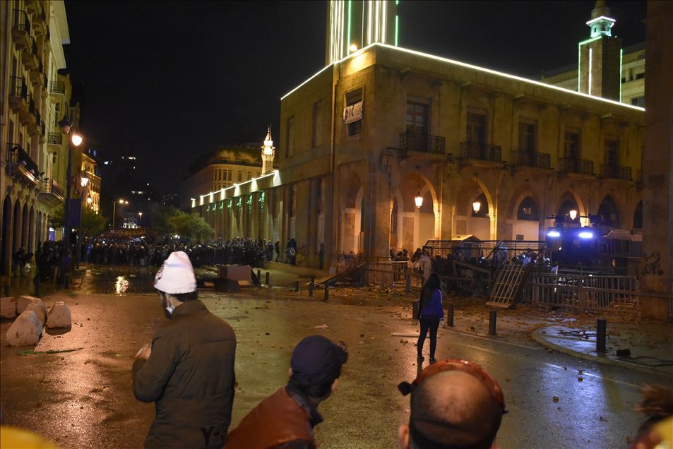 مواجهات بين قوى الأمن ومحتجين وسط بيروت