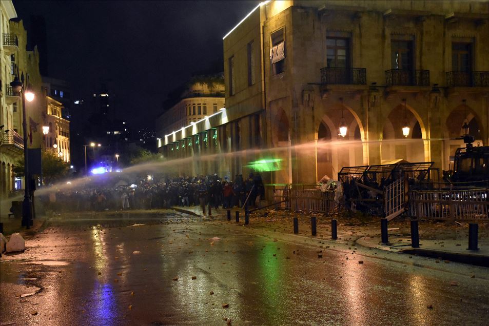 مواجهات بين قوى الأمن ومحتجين وسط بيروت
