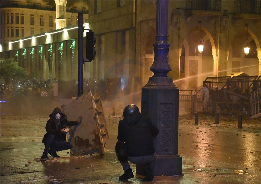 مواجهات بين قوى الأمن ومحتجين وسط بيروت