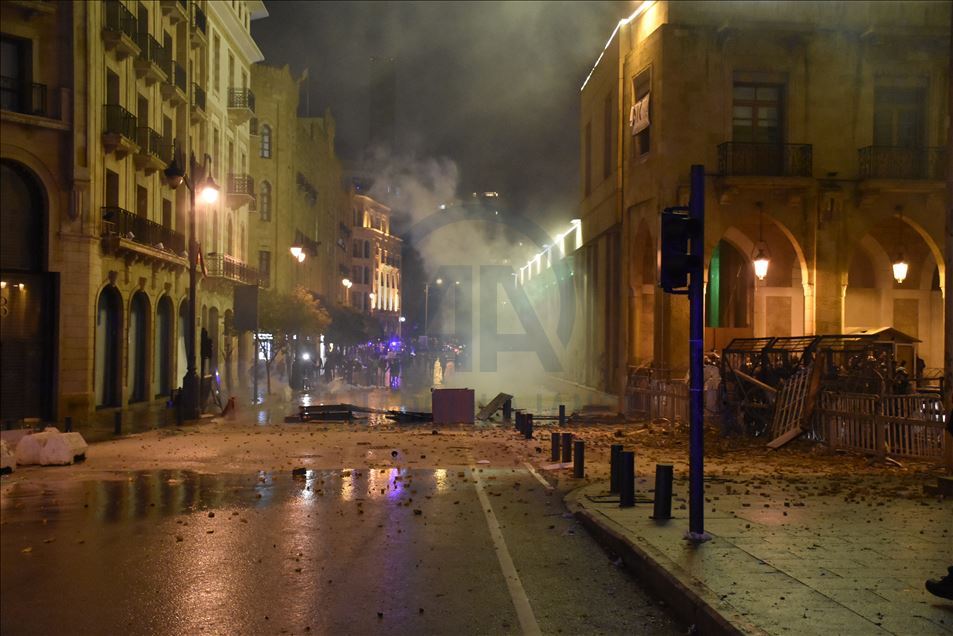 مواجهات بين قوى الأمن ومحتجين وسط بيروت
