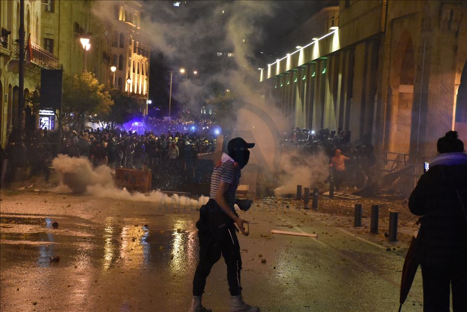 مواجهات بين قوى الأمن ومحتجين وسط بيروت
