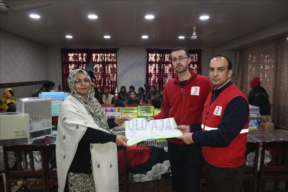 الهلال الأحمر التركي يقدم مساعدات لأيتام في باكستان
