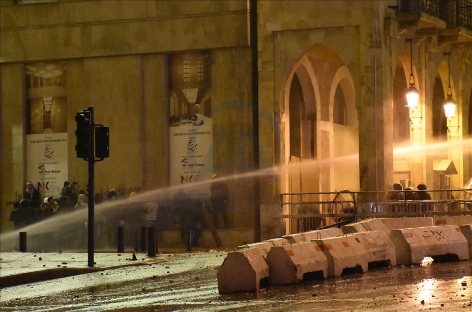 مواجهات بين قوى الأمن ومحتجين وسط بيروت
