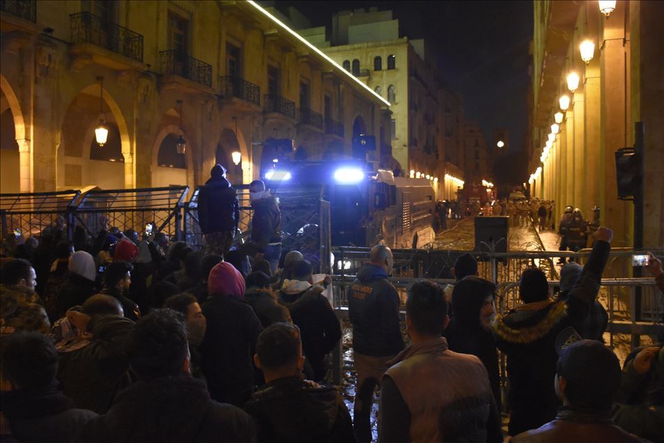 مواجهات بين قوى الأمن ومحتجين وسط بيروت