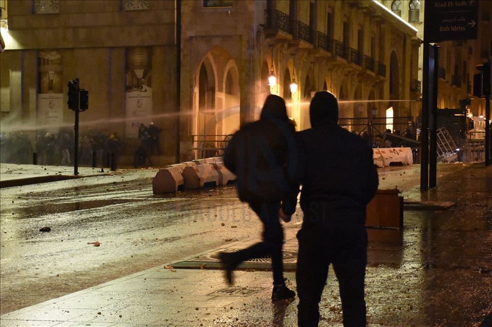 مواجهات بين قوى الأمن ومحتجين وسط بيروت
