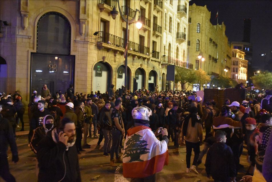 مواجهات بين قوى الأمن ومحتجين وسط بيروت
