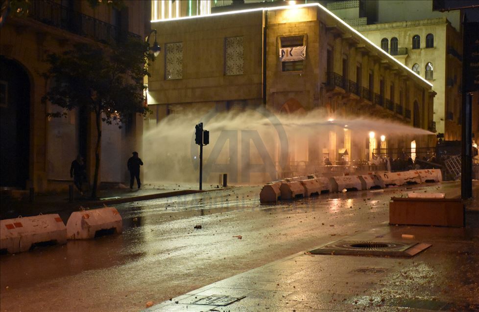 مواجهات بين قوى الأمن ومحتجين وسط بيروت
