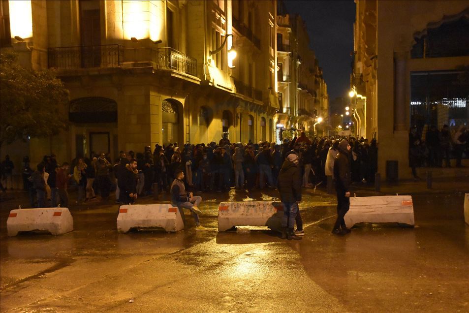 مواجهات بين قوى الأمن ومحتجين وسط بيروت
