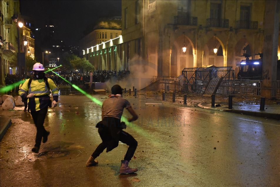 مواجهات بين قوى الأمن ومحتجين وسط بيروت