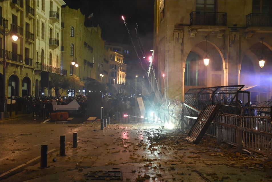 مواجهات بين قوى الأمن ومحتجين وسط بيروت