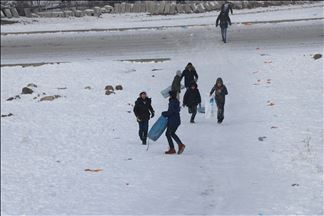 Zarokên Agirî xwe li ser bîdon û laylonan dişqitînin