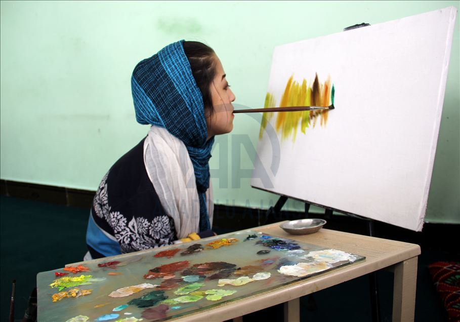 فتاة أفغانية من ذوي الاحتياجات الخاصة تبدع بالرسم بفمها
