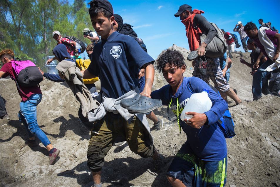 Migrantes en la frontera entre Guatemala y México