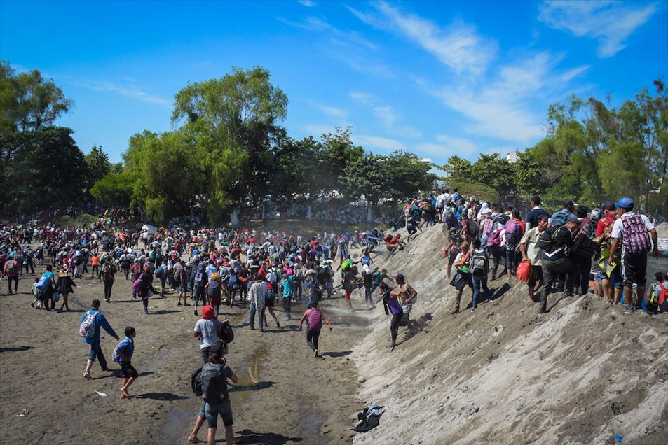 Migrantes en la frontera entre Guatemala y México