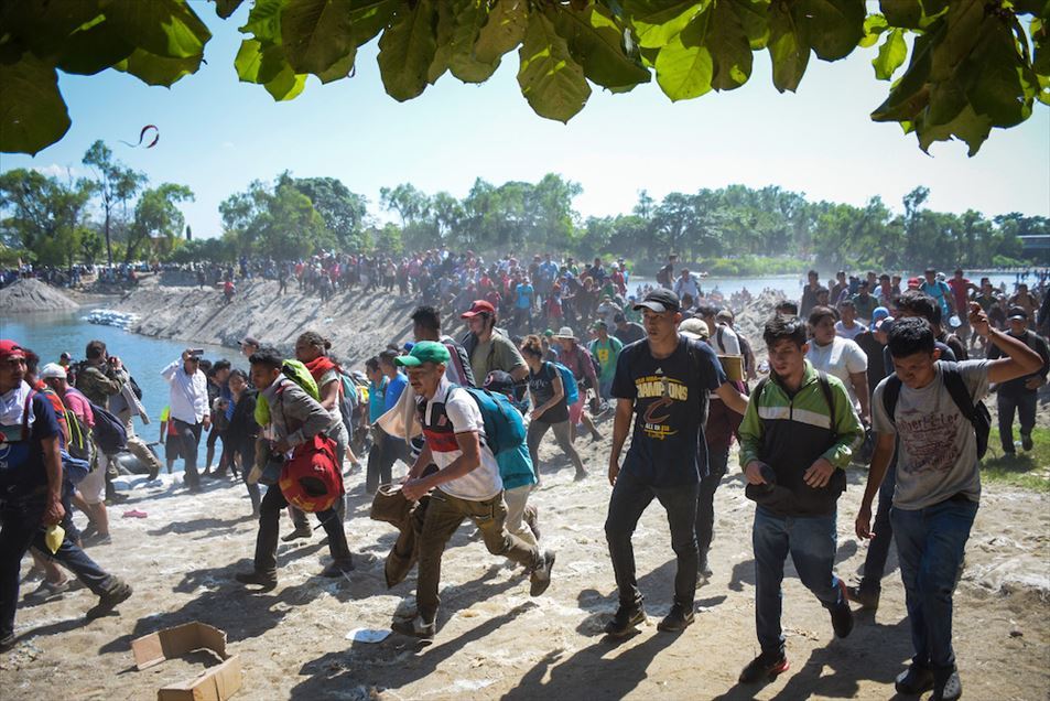 Migrantes en la frontera entre Guatemala y México