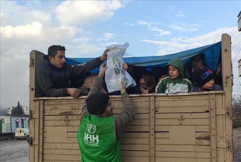 الإغاثة الإنسانية التركية تواصل تقديم المساعدات للنازحين السوريين
