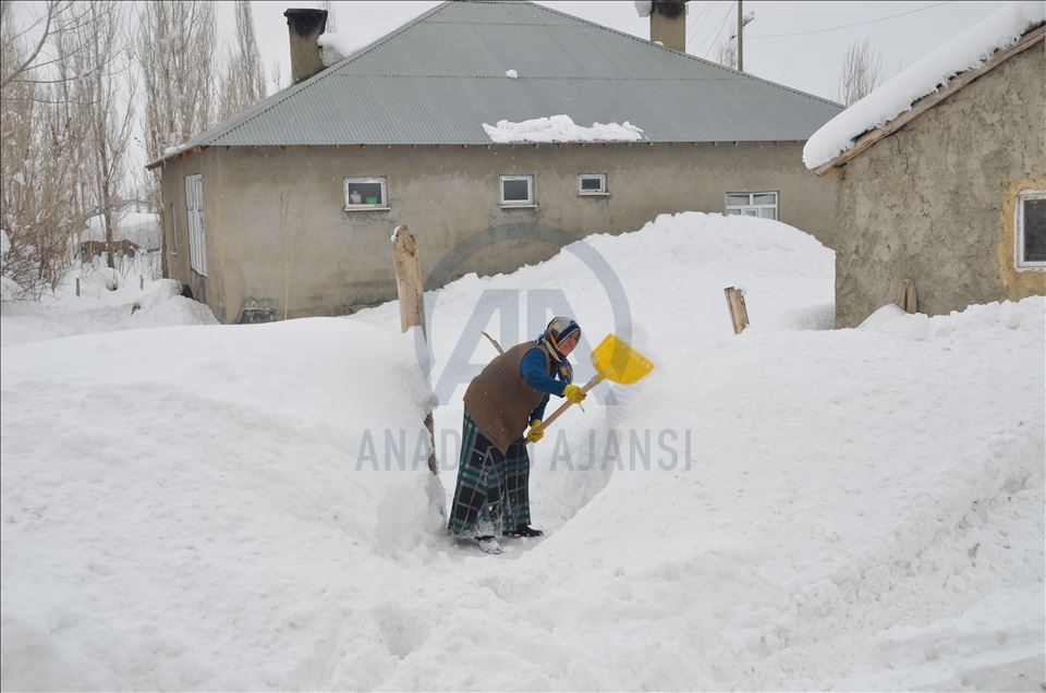 ههكاری.. بارینی بهفر ئاستهنگی بۆ ژیانی رۆژانه درووستكردووه