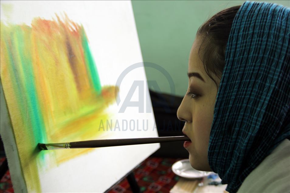 Девушка-инвалид в Кабуле зарабатывает на жизнь живописью

