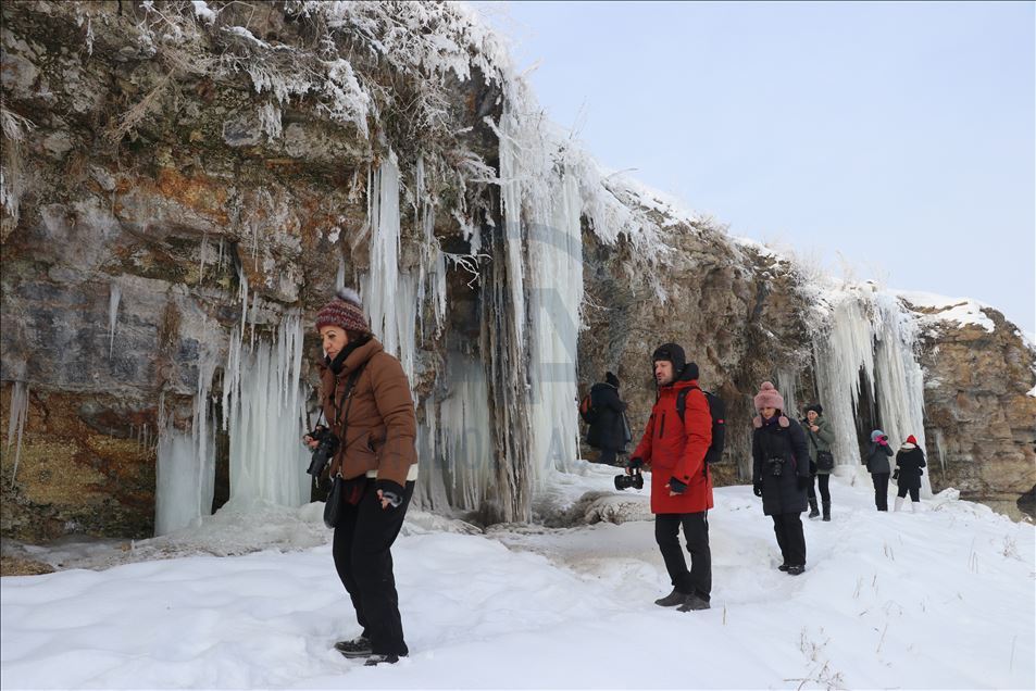 Ağrı'da oluşan uzun buz sarkıtları fotoğrafçıların ilgi odağı oldu
