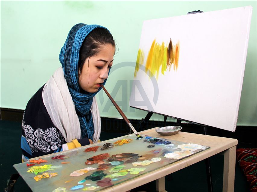 Девушка-инвалид в Кабуле зарабатывает на жизнь живописью
