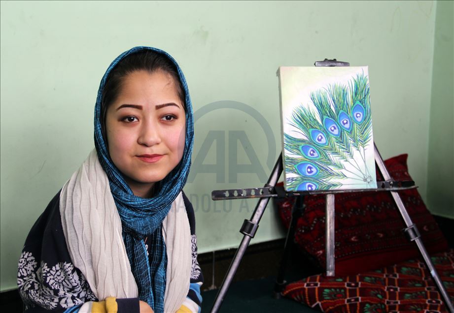فتاة أفغانية من ذوي الاحتياجات الخاصة تبدع بالرسم بفمها

