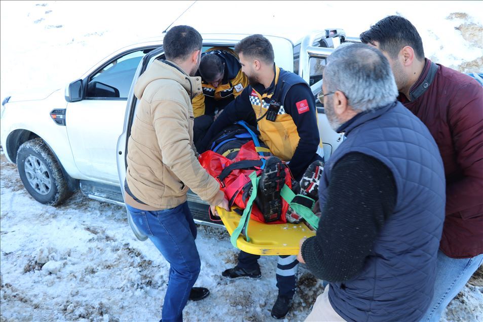 Batman'da 7 saat süren karla mücadelenin ardından hastaya ulaşıldı