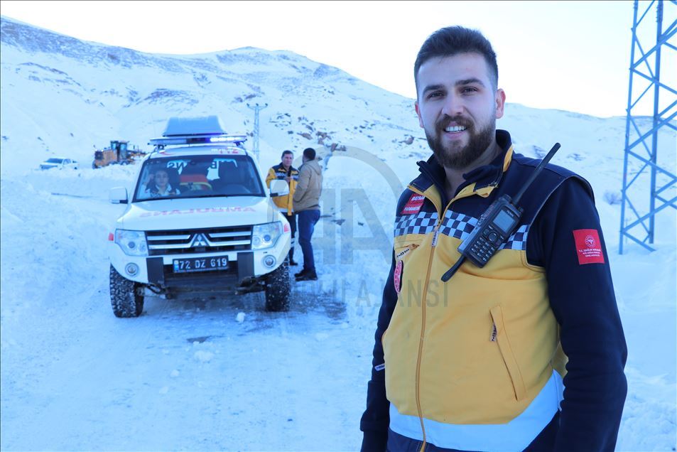Batman'da 7 saat süren karla mücadelenin ardından hastaya ulaşıldı