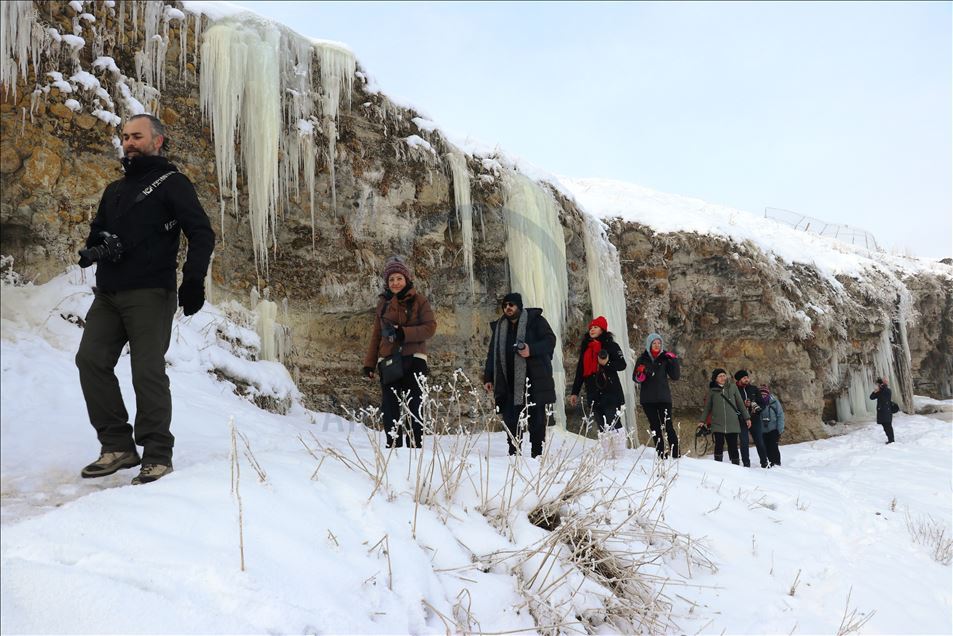 Ağrı'da oluşan uzun buz sarkıtları fotoğrafçıların ilgi odağı oldu
