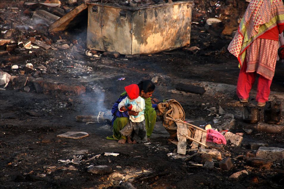 Massive fire engulfs shanties near Karachi’s Teen Hatti area
