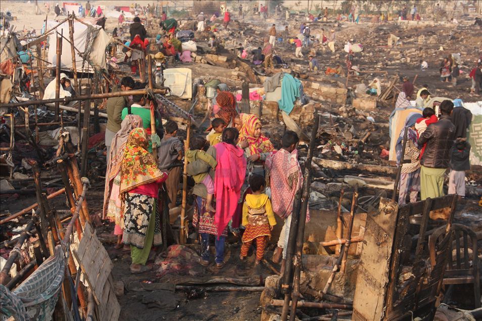 Pakistan'ın Karaçi kentindeki gecekondu mahallesinde çıkan yangında 400 kulübe tamamen yandı
