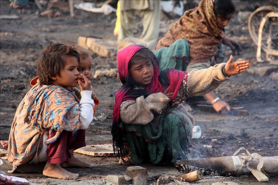 Massive fire engulfs shanties near Karachi’s Teen Hatti area