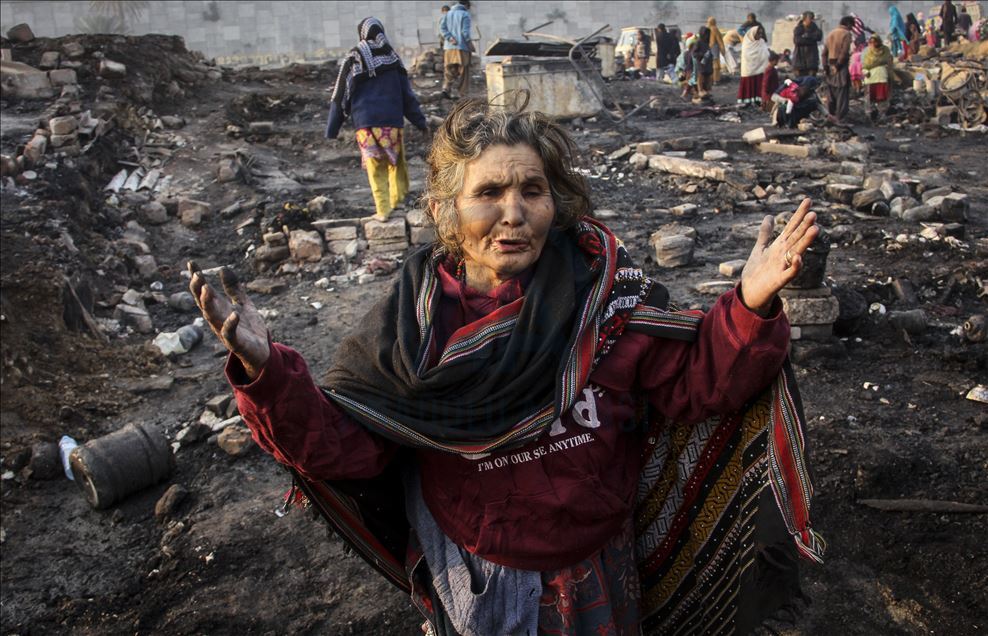 Massive fire engulfs shanties near Karachi’s Teen Hatti area