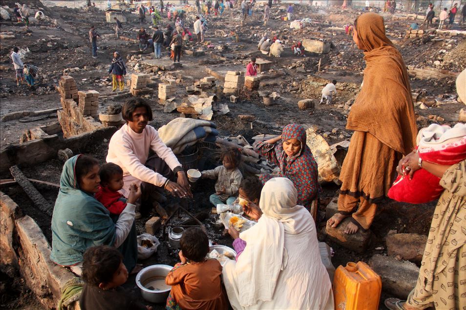 Massive fire engulfs shanties near Karachi’s Teen Hatti area