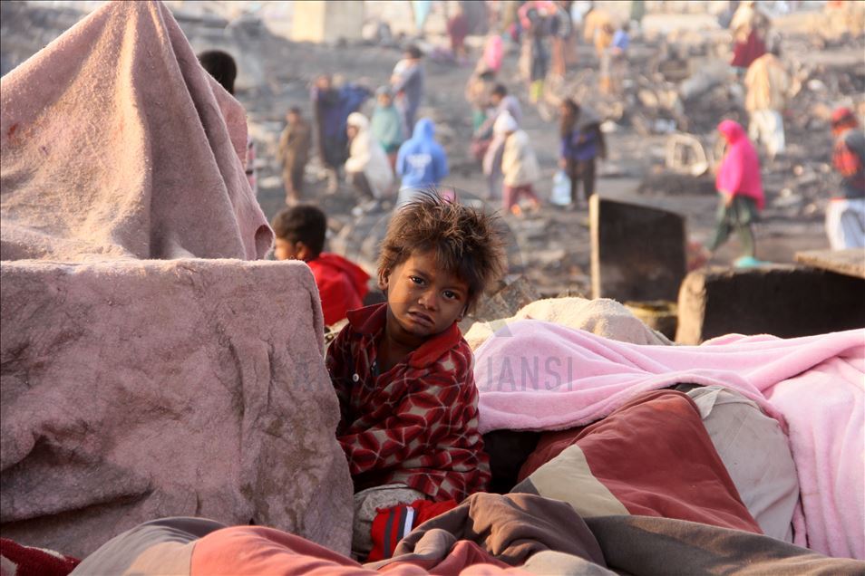 Pakistan'ın Karaçi kentindeki gecekondu mahallesinde çıkan yangında 400 kulübe tamamen yandı