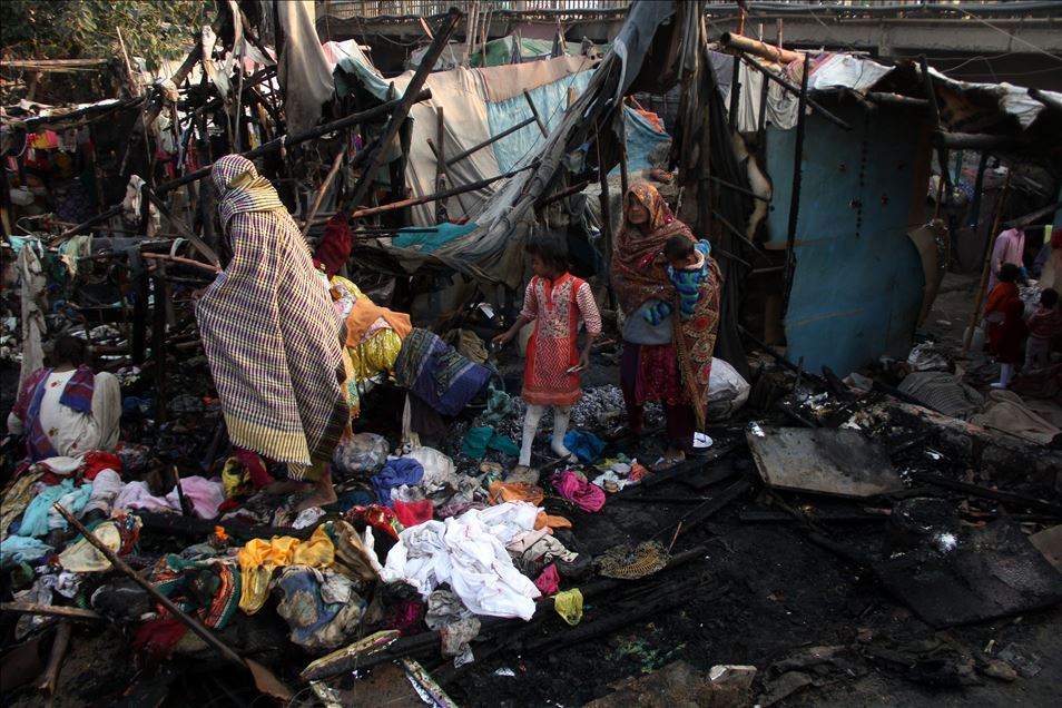 Massive fire engulfs shanties near Karachi’s Teen Hatti area