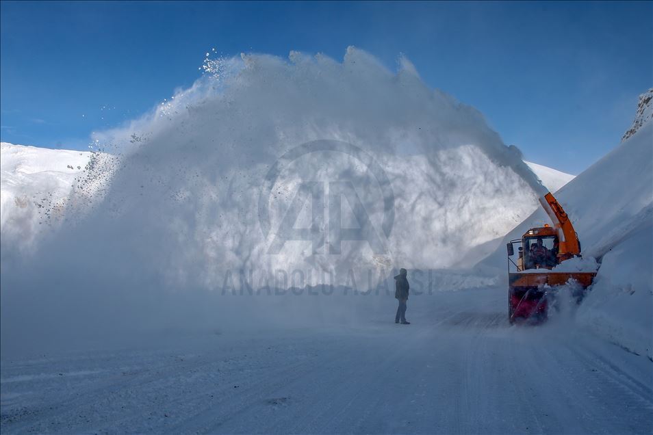 Çığ tehlikesinin olduğu 3 bin rakımlı bölgede karla mücadele ediyorlar