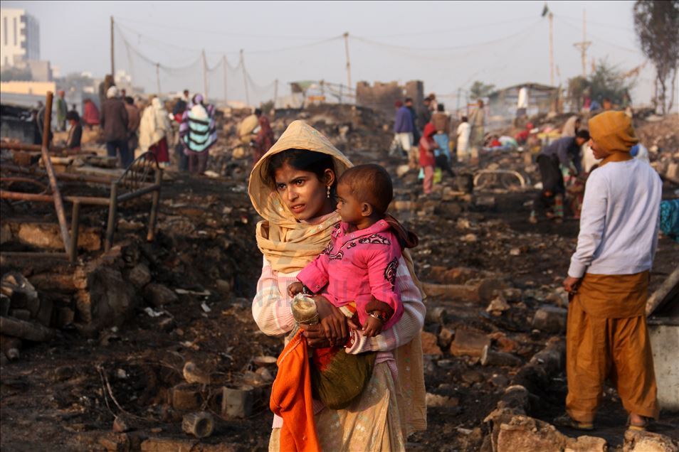 Massive fire engulfs shanties near Karachi’s Teen Hatti area