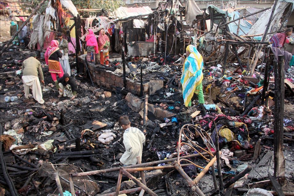 Massive fire engulfs shanties near Karachi’s Teen Hatti area